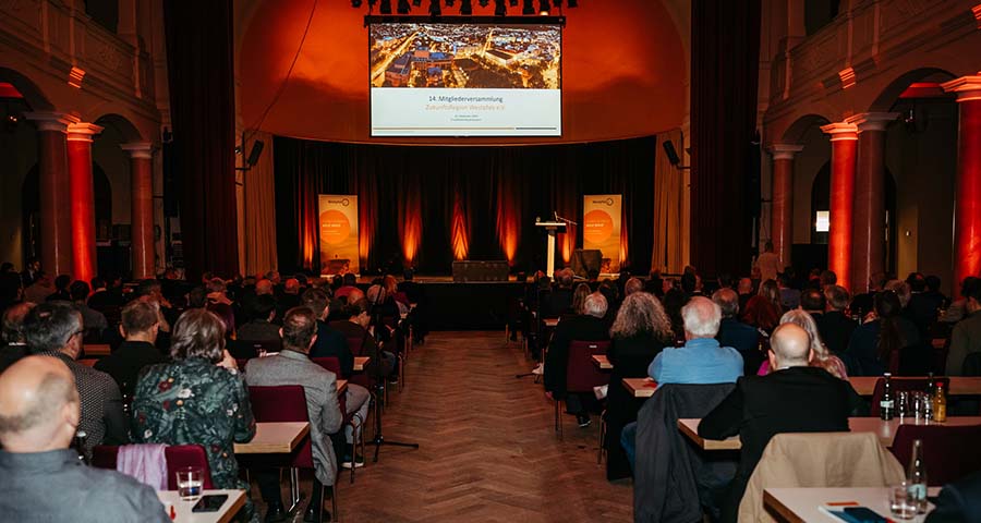 ZRW-Mitgliederversammlung 2024 in der Fruchthalle KL, hier Blick auf die Bühne