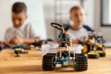 Schüler beim Bauen eines Roboters