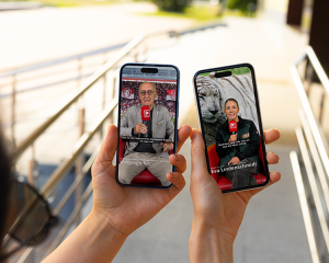 Personen, die zwei Smartphones halten auf deren Bildschirm Ausschnitte der Testimonials zu sehen sind