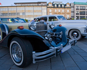 Zwei Oldtimer auf dem Stiftsplatz in Kaiserslautern